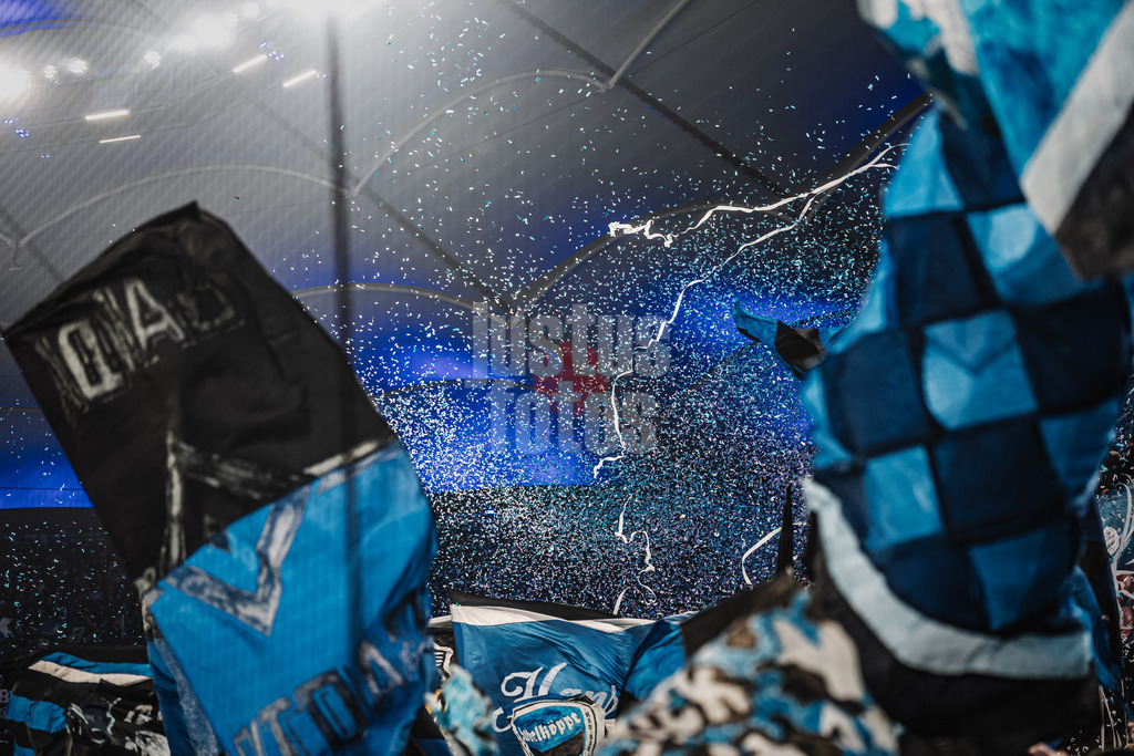 Fußball | Männer | Saison 2025/2026 | 1. Fußball-Bundesliga | 15. Spieltag | Hamburger SV vs. Eintracht Frankfurt | 20.12.2025 | Konfetti im Fanblock der Hamburger