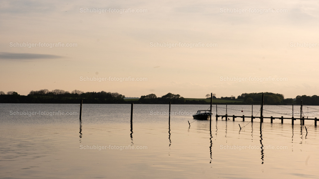 Boot am Steg | Boot am Steg in der Abendsonne - Realisiert mit Pictrs.com