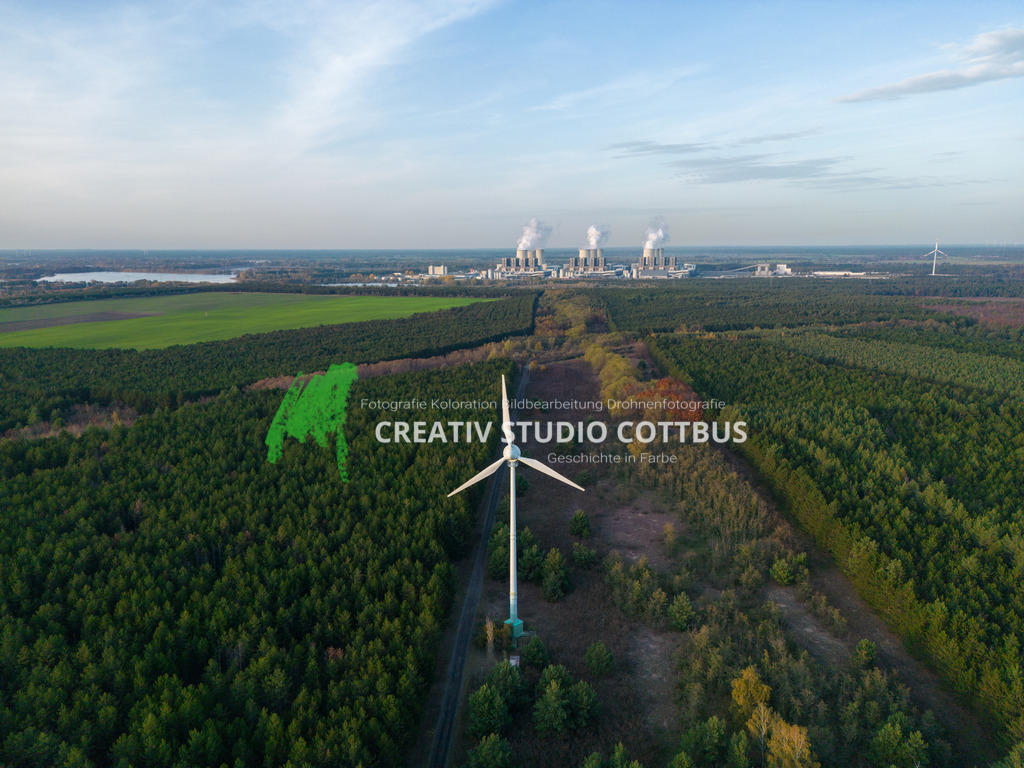 Bärenbrücker Höhe | Windrad mit dem Kraftwerk Jänschwalde im Hintergrund. - Realisiert mit Pictrs.com