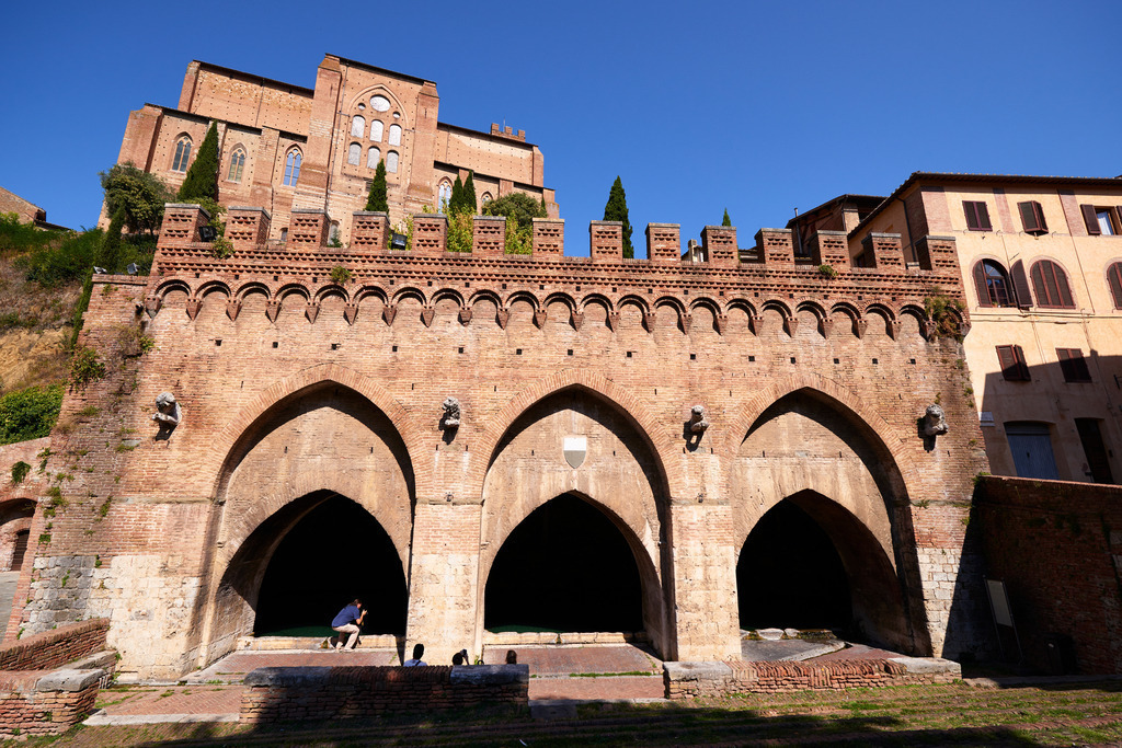 Fontebranda und Basilica di San Domenico | Siena, Italien - September 01, 2016: Fontebranda und Basilica di San Domenico. - Realisiert mit Pictrs.com