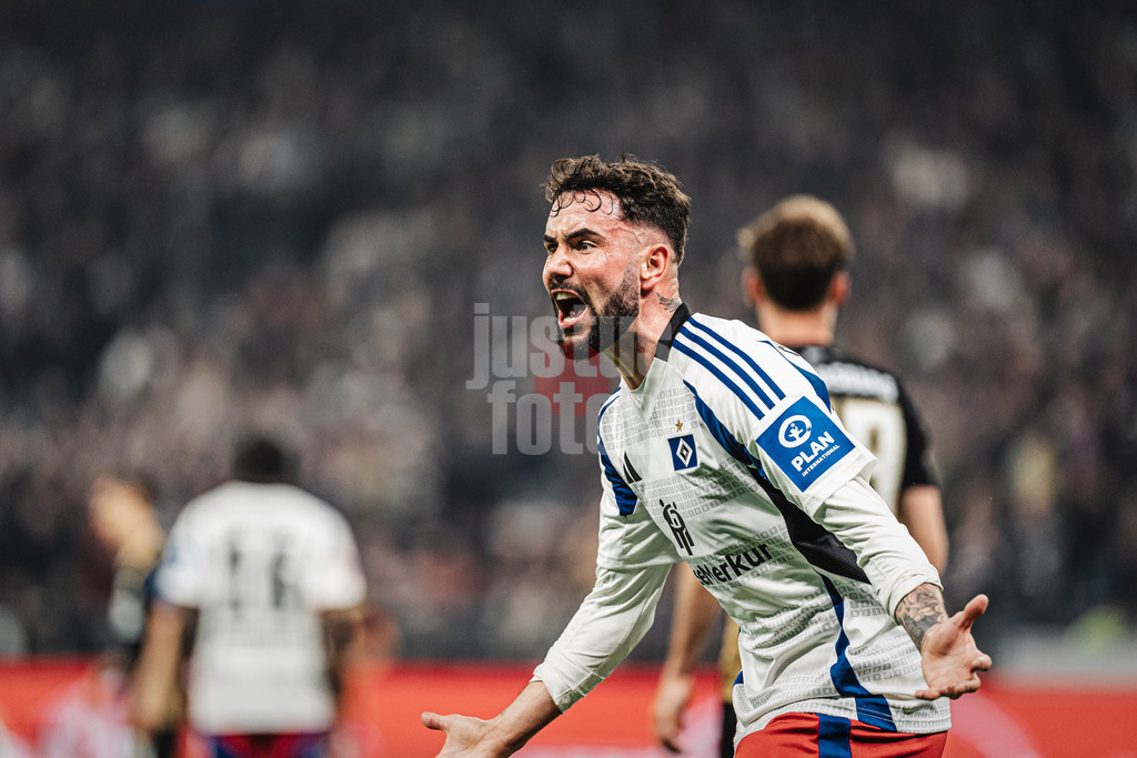 Fußball | Männer | Saison 2024/2025 | 2. Fußball-Bundesliga | 27. Spieltag | Hamburger SV vs. SV 07 Elversberg | 28.03.2025 | Marco Richter (#20, HSV) nicht einverstanden mit einer Schiedsrichterentscheidung ärgert sich ist sauer