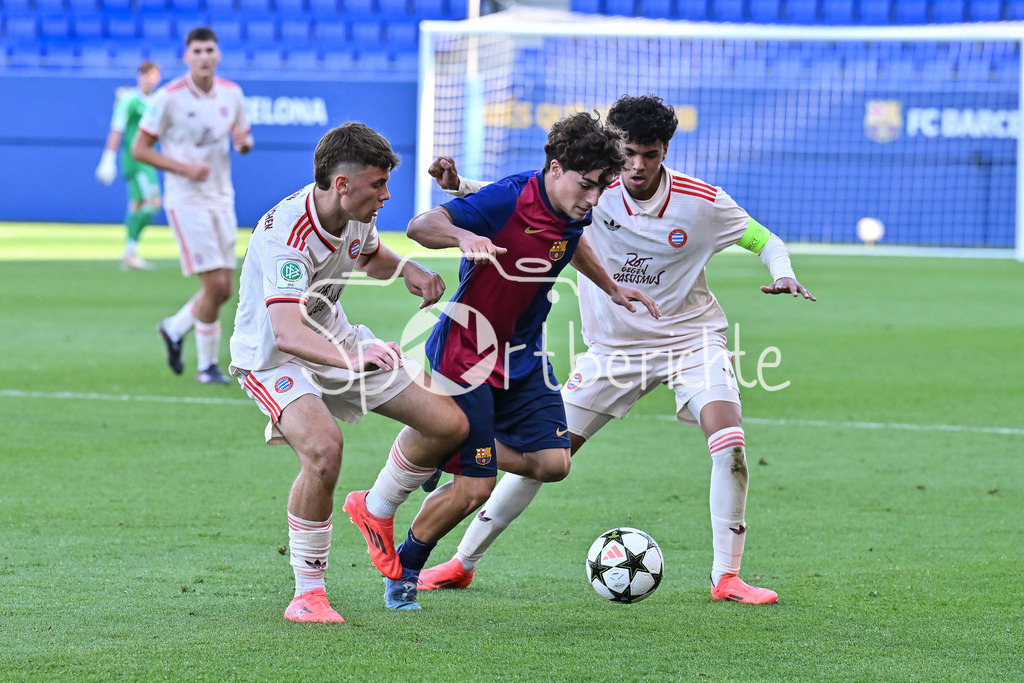 FC Barcelona U19 - FC Bayern München U19 | im Duell Louis RICHTER (FCB #8), Jan VIRGILI (FC Barcelona U19 #7) und Adam AZNOU (FCB #3) / UEFA Youth League: FC Barcelona U19 - FC Bayern München U19, Estadi Johan Cruyff am am 23.10.2024