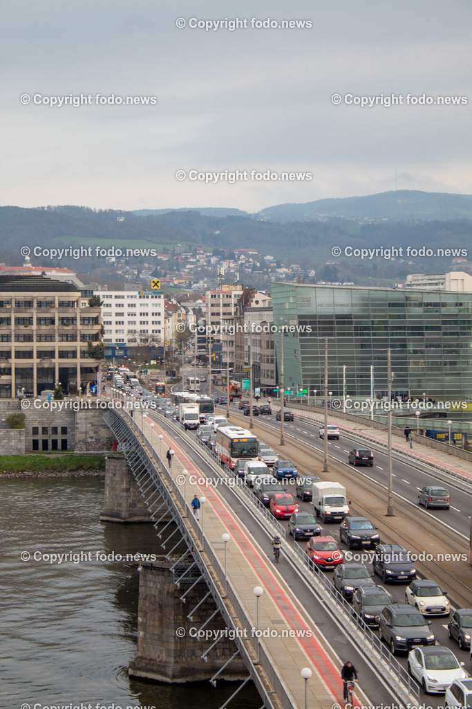 Linz_ Verkehr_ 02.04.2025-2 | 02.04.2025, LINZ, AUT, im Bild Themenbild, Verkehr, Stau, KFZ, Bruecke, Nibelungenbruecke, Auto, Radweg, oeffentlicher Verkehr, Bus, Strassenbahn