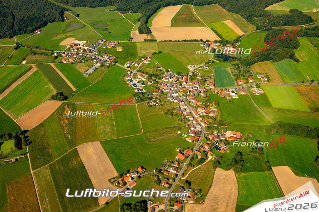 Das Luftbild zeigt : Fronau Roding - Die Luftaufnahme wurde 2023 vom UL-Flugzeug aus erstellt ( keine Drohne ) - Hochauflösende Luftaufnahme - Für grossformatige Ausdrucke geeignet. Die Geschenkidee !Mit Lizenz und Bildrechte bestellbar