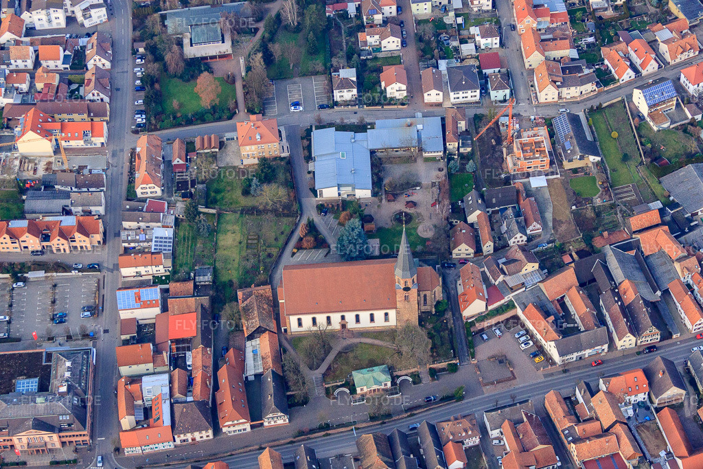Luftbild: Kirche St. Maria Himmelfahrt an der u. Hauptstr in Herxheim bei Landau im Bundesland Rheinland-Pfalz in Deutschland. Foto: IMG_61838.jpg vom 18.01.2014 durch Werner Riehm/FLY-FOTO.de