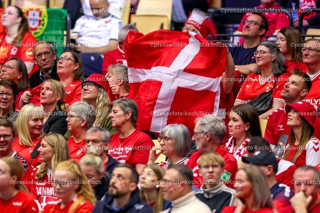 EHF22012602133 | 22.01.2026, Handball, Men's EHF EURO 2026, Spanien - Norwegen, Jyske Bank Boxen in Herning, Dänemark, Main Round: Dänische Fans unterstützend die Teams vor der Tribüne aus. Atmosphäre Zuschauer Handballfans Feature