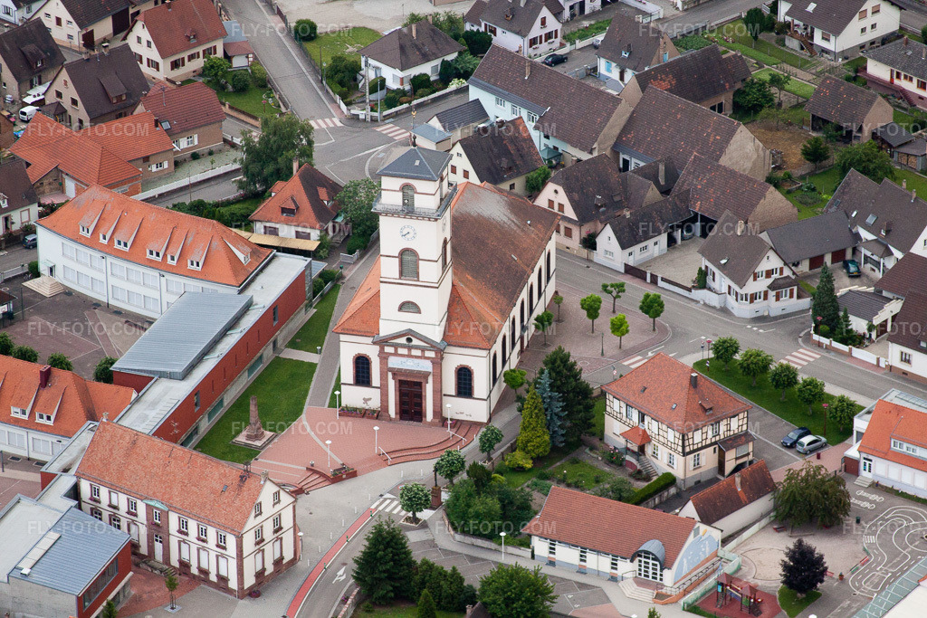 Aerial view: Parish Church of Saint Matthew in the village center in Drusenheim in the state Bas-Rhin, France. – Photo: IMG_28832.jpg taken on 06/14/2010 by Werner Riehm/FLY-FOTO.com – Resolution of the original: 4752 x 3168 px