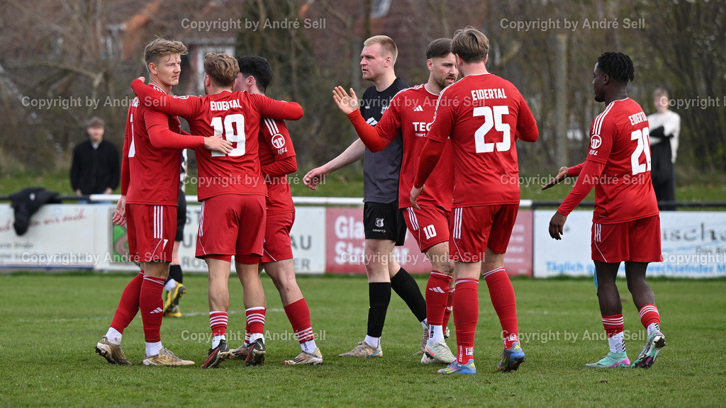 Eckernförder SV (schwarz) vs SpVg Eidertal Molfsee (r ot)  | Jubel bei Molfsee über das 0-1 von Selim Cetintürk (Molfsee #8) in der 40. Minute  / Fußball-Landesliga Schleswig Männer 2025/2026 / Eckernförder SV (schwarz) vs SpVg Eidertal Molfsee (Rot)  / A-Platz / Eckernförde / 12.04.26 - Realisiert mit Pictrs.com