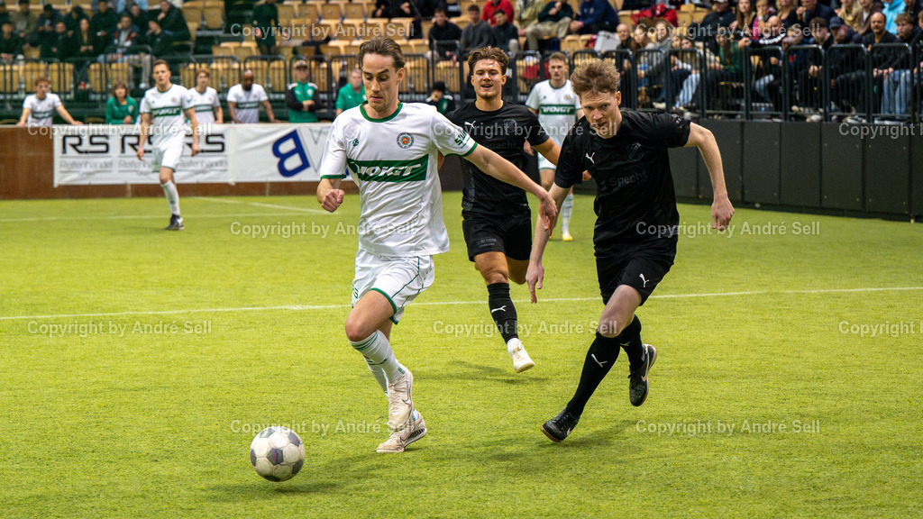 Halbfinale 1 - PSV Neumünster vs SV Wasbek | Jesper Tiedemann (PSV #11 setzt sich durch und trifft zum 5-2) / Jan-Henrik Grümmer (Wasbek #16) // 44. RS-Reifenhandel-Cup 2024 / Halbfinale 1 - PSV Neumünster vs SV Wasbek / Holstenhalle 1 / Neumünster / 26.12.24 - Realisiert mit Pictrs.com