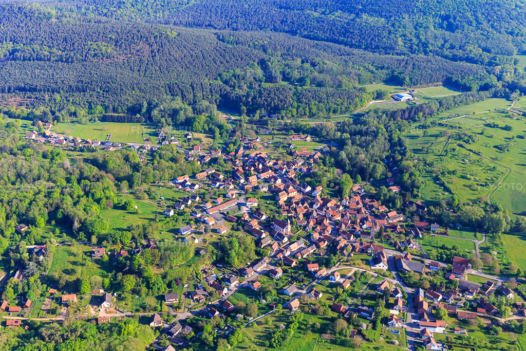 Vue aérienne: Vue d'un village à la lisière nord des Vosges depuis le sud à Weiterswiller dans le département Bas Rhin, France. Photo: IMG_146021.jpg prise le 01/05/2025 par Werner Riehm/FLY-FOTO.euRésolution de l'original: 5472 x 3648 px