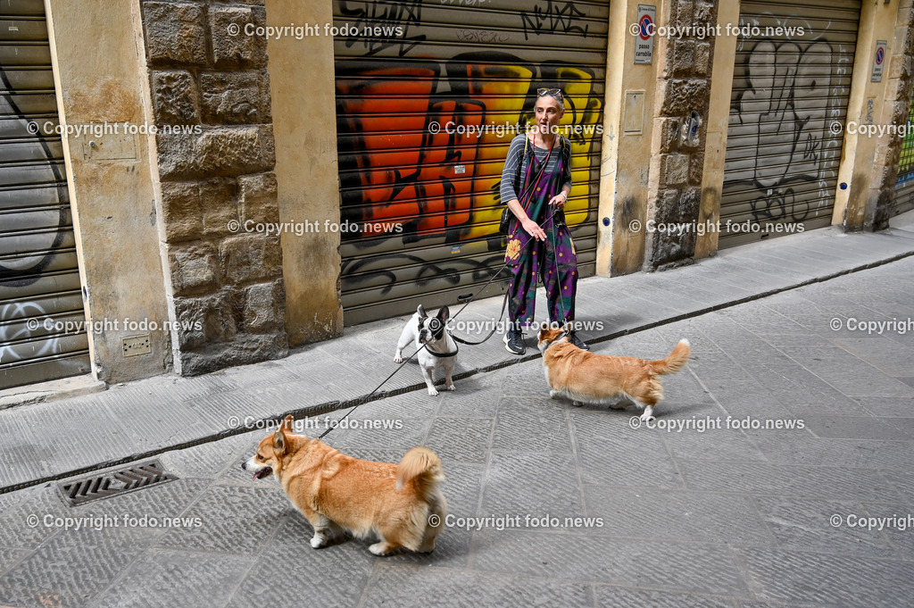 Italien_ Toscana_ Florenz_ 30.05.2024-325 | 30.05.2024, Italien, ITA, Toskana, Florenz im Bild Stadtansichten, Gebäude, Architektur, Touristen, Historisch, Souvenir, Altstadt, Museum, Statuen, Skulpturen, Piazza della Signoria, Statue David, Palazzo Vecchio, Neptunbrunnen, Piazza della Repubblica, Ponte Vecchio, Brücke, Uffizien, Kathedrale Santa Maria del Fiore, Arno, Fluß


Florenz, Firenze, ist eine italienische Großstadt. Nach Einwohnern ist sie die achtgrößte Stadt Italiens. Florenz ist die Hauptstadt sowie größte Stadt der Region Toskana und der Metropolitanstadt Florenz, in der etwa eine Million Menschen leben. Florenz ist für seine Geschichte berühmt. Leonardo da Vinci verbrachte große Teile seiner Jugend in Florenz, Michelangelo fand Unterschlupf in der Kirche der Medici, Galileo Galilei wohnte als Hofmathematiker in den Palästen der Medici. Von 1865 bis 1871 war die Stadt die Hauptstadt des neu gegründeten Königreichs Italien. Das historische Zentrum von Florenz zieht Jahr für Jahr Millionen von Touristen an. Die historische Innenstadt wurde von der UNESCO im Jahre 1982 zum Weltkulturerbe erklärt. 
Quelle: Wikipedia
