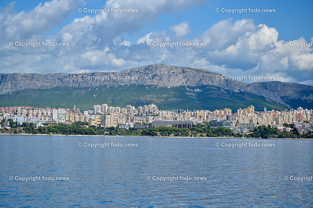 Kroatien_ Bra__ Split_ Faehre_ 09.08.2023-42 | 09.08.2023, Kroatien, HRV, Split, Gespanschaft Split-Dalmatien im Bild Blick auf Split (zweitgroesste Stadt in Kroatien)
