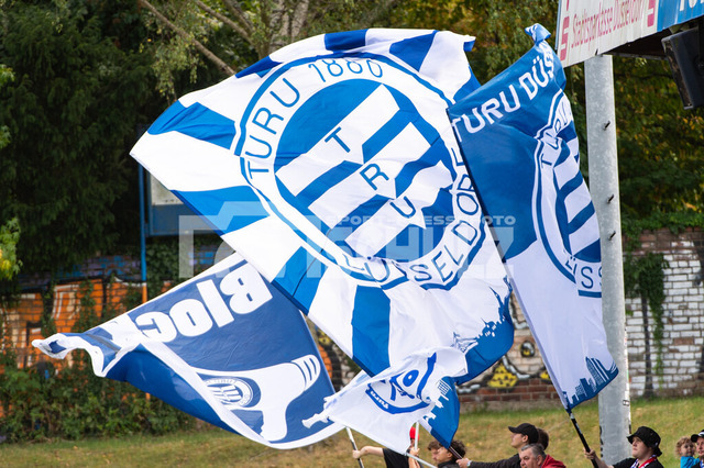 20250824_schulz_TurSue_067 | Fahnen der Turu Fans werden geschwenktDEU, Düsseldorf 24.08.2025 Fußball, Landesliga Niederrhein 1, Saison 2025/2026, 2. Spieltag, TuRU Düsseldorf - ASV Süchteln - Realisiert mit Pictrs.com