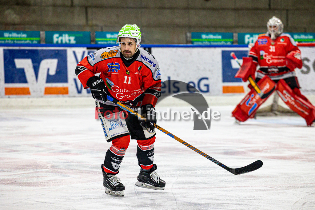 TSV Peißenberg MINERS gegen EC Pfaffenhofen Eishogs | Eishockey Bayernliga Herren Vorrunde 2024/25, TSV Peißenberg MINERS gegen EC Pfaffenhofen Eishogs, 20250110,Florian SIMON (MINERS 11) in Aktion, Freisteller,2025-01-10 in Peißenberg (Eisstadion Peißenberg)Florian SIMON (MINERS 11)Copyright: WolfgangxLindner foto-lindner.de