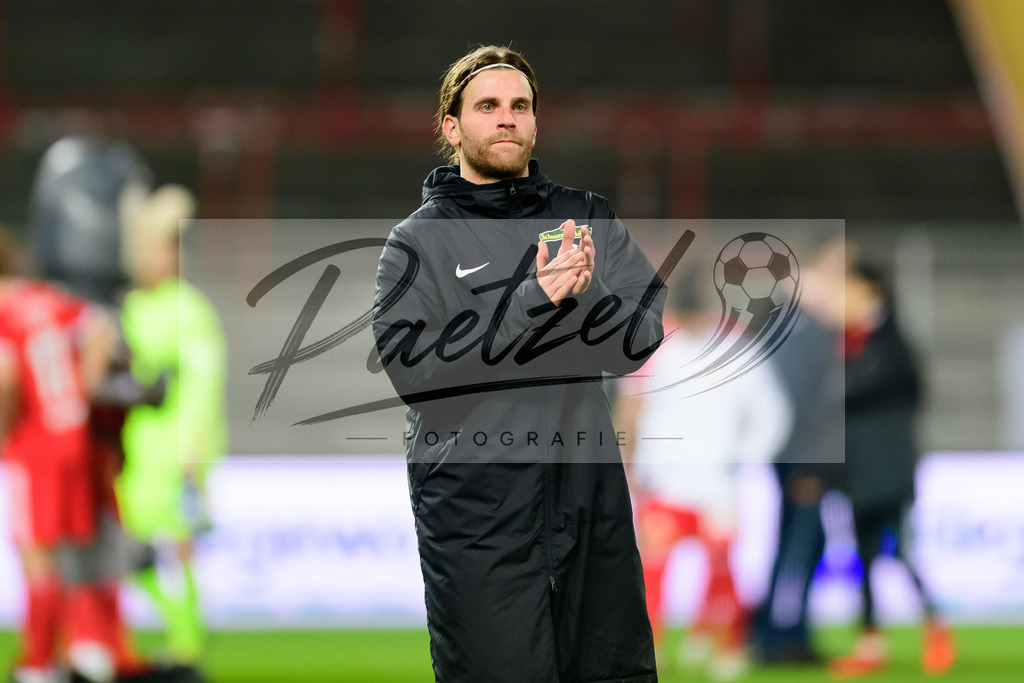 FCUFRE20211215_056 | Fussball, Herren: Lucas Hoeler (SC Freiburg) gestikuliert, Gestik bei dem Spiel der 1. Bundesliga zwischen 1. FC Union Berlin und SC Freiburg im Stadion An der Alten Foersterei am 15.12.2021 in Berlin, Deutschland.DFB / DFL REGULATIONS PROHIBIT ANY USE OF PHOTOGRAPHS AS IMAGE SEQUENCES AND/OR QUASI-VIDEO. - Realisiert mit Pictrs.com
