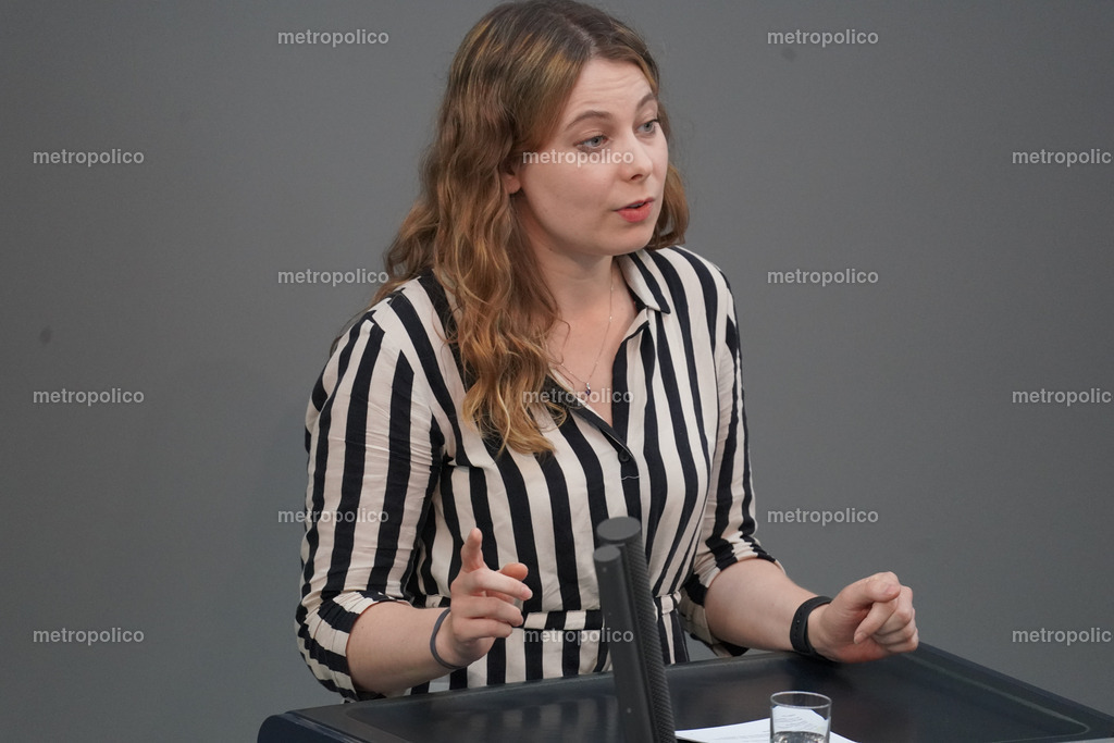 Jamila Schäfer (4) | Metropolico