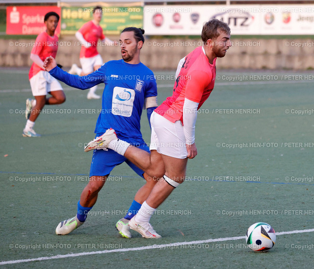 3 rote Karten in der Schlussphase | 08.12.2024 Fussball Herren KOL Darmstadt Saison 2024 2025 SV Traisa vs Hellas Darmstadt Foul mit Folgen Rote Karte v. li. Kiriakos Karras (8 Hellas) Albijon Kryezin (34 Traisa) (Foto: Peter Henrich) - Realisiert mit Pictrs.com