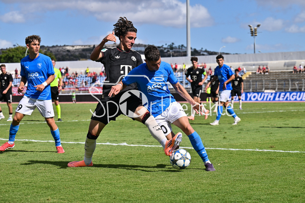 Papohs FC U19 - FC Bayern München U19 | im Duell Adin LICINA (FCB #7) und Andreas CHRISTOFOROU (Paphos FC U19 70) / Zweikampf / UEFA Youth League: Paphos FC U19 - FC Bayern München U19; Stelios Kyriakides Stadium am 30.09.2025