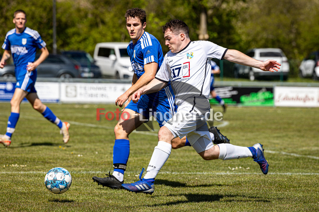 SG Hungerbach vs SV Eurasburg-Beuerberg | Meisterrunde Kreisklasse Gruppe C, SG Hungerbach vs SV Eurasburg-Beuerberg, 20240427,
Duell zwischen Daniel HÖHLE (SGH 9) und Fabian KREUZIG (SVEB 2),
2024-04-27 in Oberhasuen (Sportplatz Oberhasuen)
2 Fabian KREUZIG (SVEB 2), 9 Daniel HÖHLE (SGH 9)
Copyright: WolfgangxLindner www.foto-lindner.de