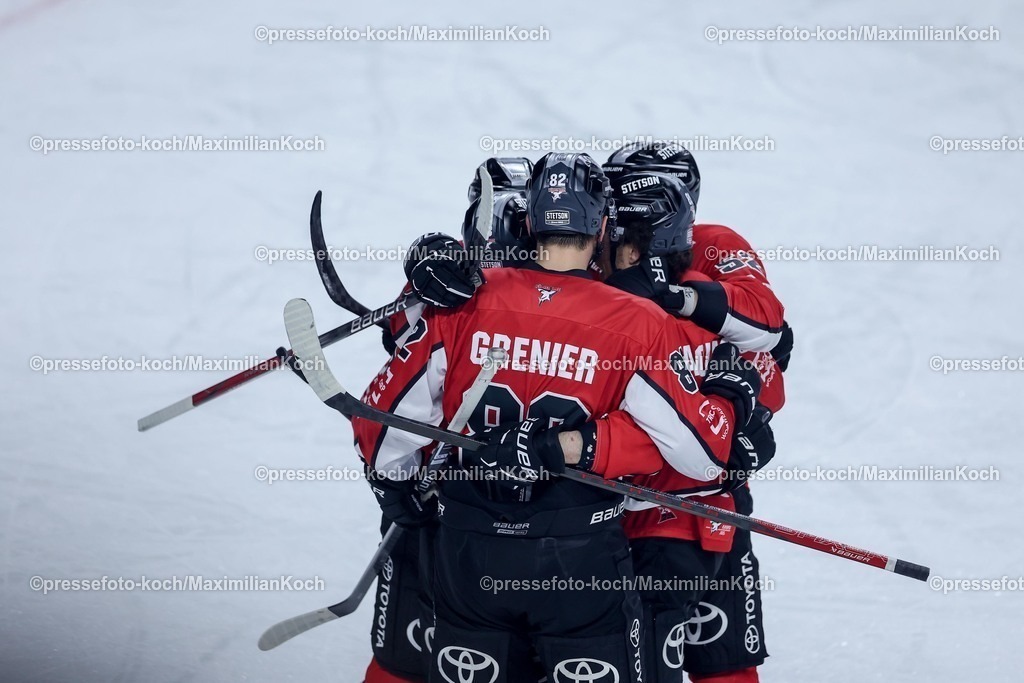 KEC24032501026 | 24.03.2025, Eishockey, DEL Play-offs, Kölner Haie - Fischtown Pinguins Bremerhaven, Viertelfinale Spiel 4, Lanxess-Arena Köln: Torjubel nach dem Tor zum 1:0 durch Torschütze Justin Schütz (Kölner Haie #10) zusammen mit Gregor MacLeod (Kölner Haie #89) 