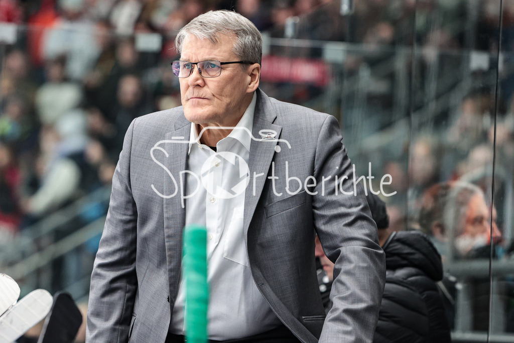 Augsburger Panther - Loewen Frankfurt | AEV Trainer Kai SUIKKANEN in Aktion
