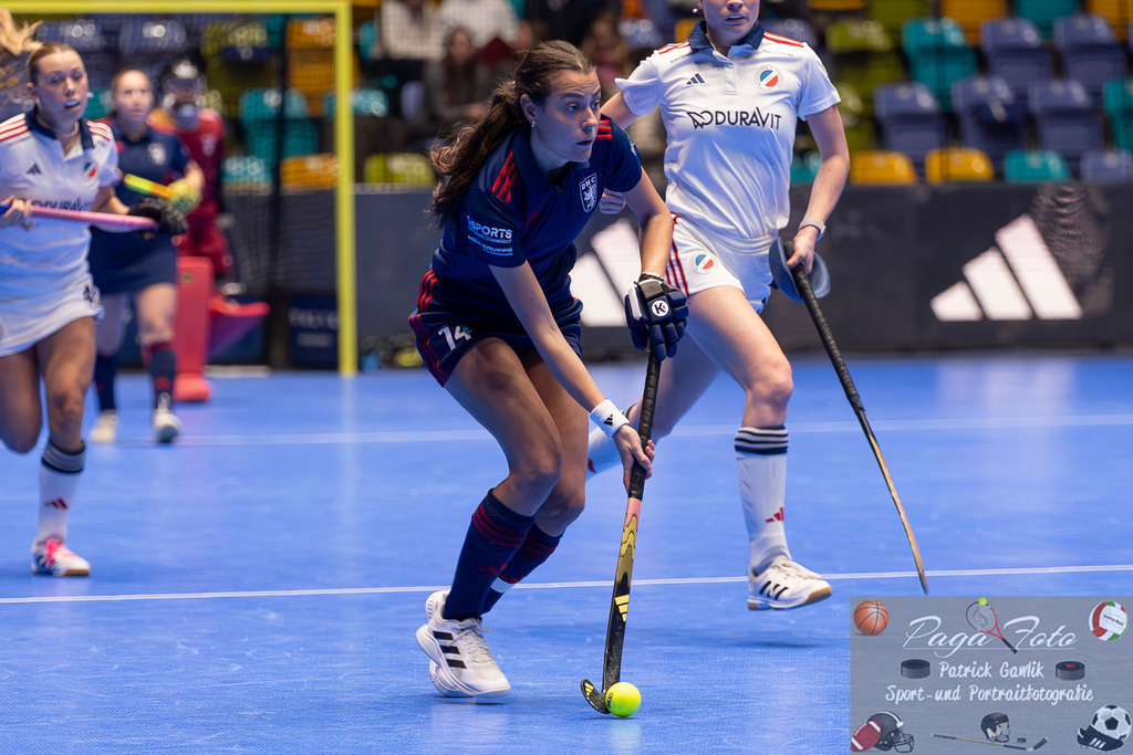 Volvo E.R.B. Final 4 Halbfinale Frauen: Mannheimer HC - Düsseldorfer HC, 25.01.2025 | Selin Oruz (Düsseldorfer HC #14) am Ball, Mannheimer HC - Düsseldorfer HC, Frankfurt, Süwag Arena, 25.1.2025 - Realisiert mit Pictrs.com