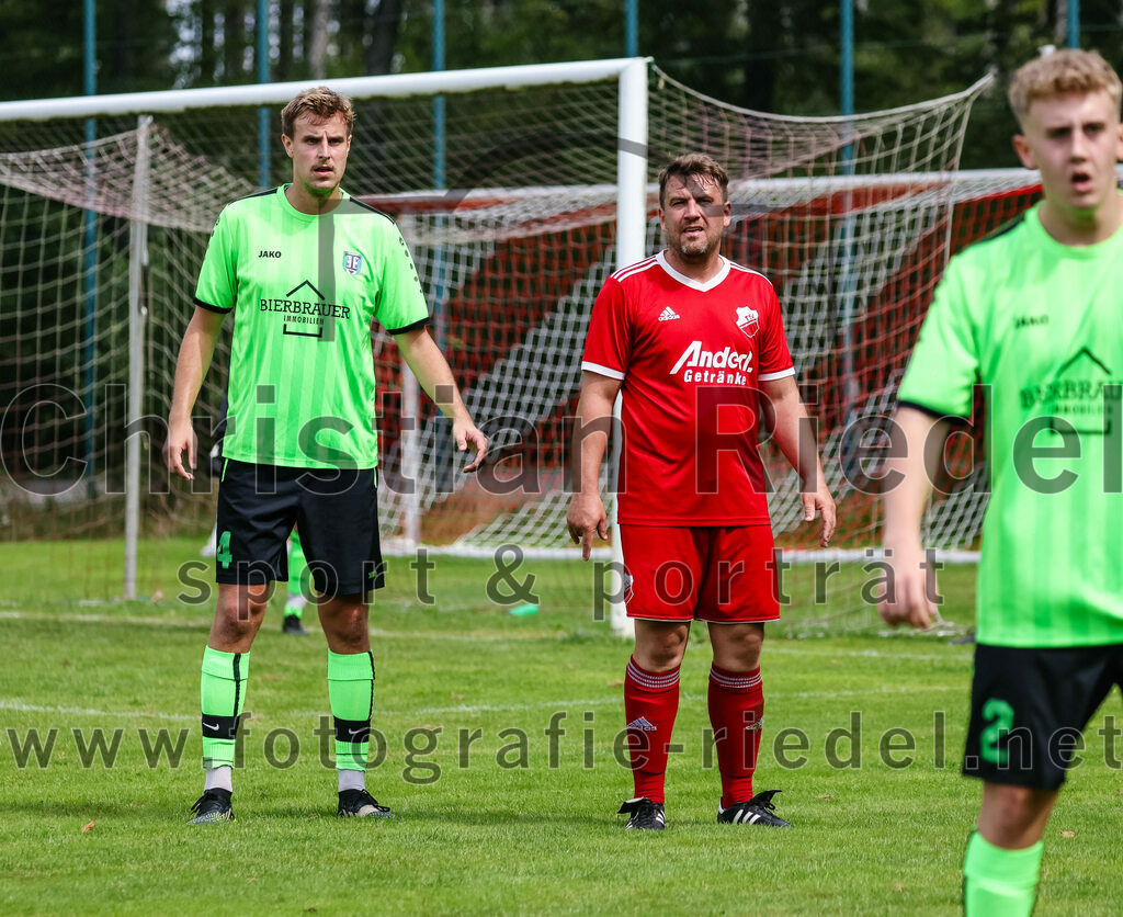 2023-09-03_071_TSV_Oberpframmern_II_gegen_TSV_Hohenbrunn_II | Oberpframmern, Deutschland, 03.09.2023:
Fußball, B-Klasse 2023 / 2024, 3. Spieltag, TSV Oberpframmern II gegen TSV Hohenbrunn II, Endergebnis: 0:2

Valentin Oberndorfer (TSV Hohenbrunn, #4), Oliver Kabuschat (TSV Oberpframmern, #9)

Foto: Christian Riedel / fotografie-riedel.net