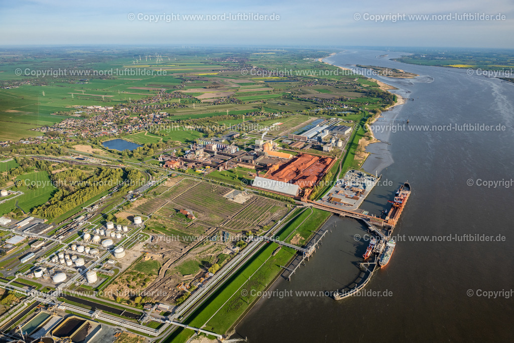 Stader_Seehafen_LNG_Baustelle_AOS_Dow_Olin_ELS_4375010523 | STADE 01.05.2023 Baustellen zum Ausbau der Wasserbrücke mit Leitungssystemen des LNG Erdgas und Flüssiggas- Terminal und Entladekai und AOS Raffinerie- Werksgelände an der Straße Am Seehafen im Ortsteil Bützfleth in Stade im Bundesland Niedersachsen, Deutschland. Weiterführende Informationen bei: AOS Aluminium Oxid Stade GmbH,  Dow Deutschland Anlagengesellschaft mbH,  Hafenbetriebs GmbH &amp; Co. KG,  Hanseatic Energy Hub GmbH. // Construction site of Water bridge with line systems of the LNG natural gas and liquid gas terminal and unloading quay and AOS Raffinerie- Werksgelaende on street Am Seehafen in the district Buetzfleth in Stade in the state Lower Saxony, Germany. Further information at: AOS Aluminium Oxid Stade GmbH,  Dow Deutschland Anlagengesellschaft mbH,  Hafenbetriebs GmbH &amp; Co. KG,  Hanseatic Energy Hub GmbH. Foto: Martin Elsen