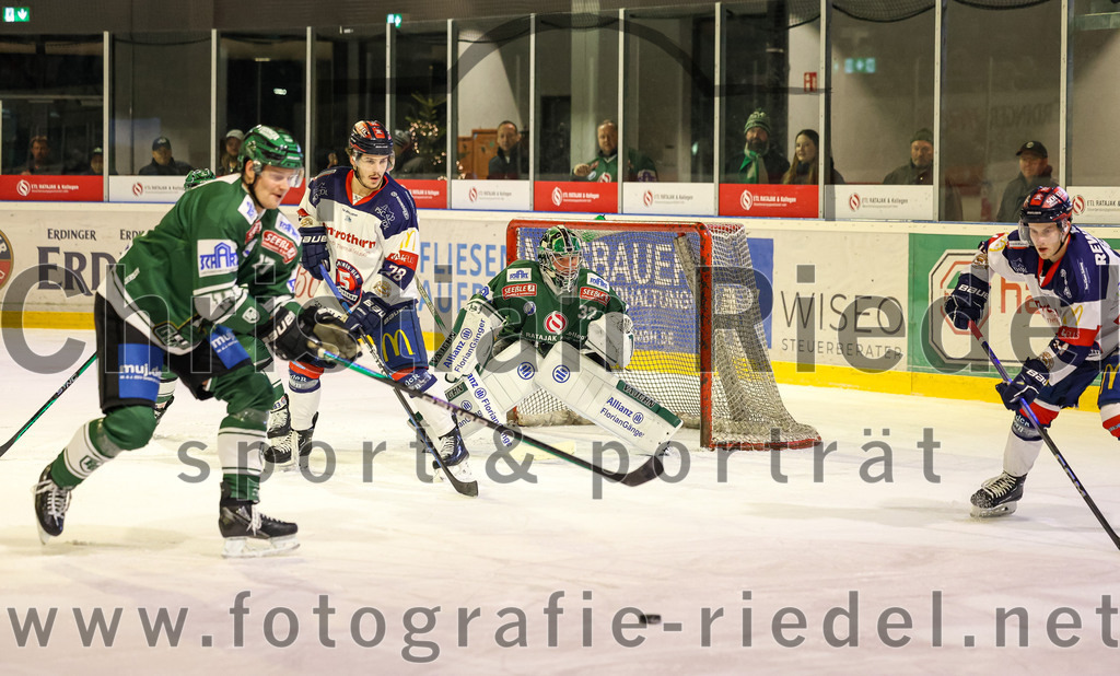 2024-01-05_059_TSV_Erding_gegen_VfE_Ulm-Neu-Ulm | Erding, Deutschland, 05.01.2024:
Eishockey, Bayernliga Vorrunde 2023 / 2024, 22. Spieltag, TSV Erding gegen VfE Ulm/Neu-Ulm, Endergebnis: 7:6

Daniel Bartuli (VfE Ulm/Neu-Ulm e. V., #78), Torwart Dimitri Pätzold (Erding Gladiators, #32)

Foto: Christian Riedel / fotografie-riedel.net