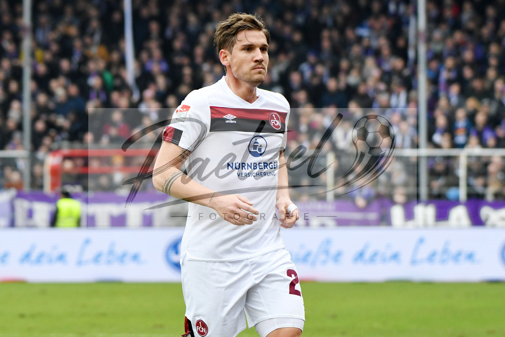 20200208_OSNFCN_0055 | Fußball, Herren: Oliver Sorg (1. FC Nuernberg) schaut waehrend des Spiels der 2. Bundesliga zwischen VfL Osnabrueck und 1. FC Nuernberg im Stadion an der Bremer Bruecke am 08.02.2020 in Osnabrueck, Deutschland.DFB / DFL REGULATIONS PROHIBIT ANY USE OF PHOTOGRAPHS AS IMAGE SEQUENCES AND/OR QUASI-VIDEO. - Realisiert mit Pictrs.com