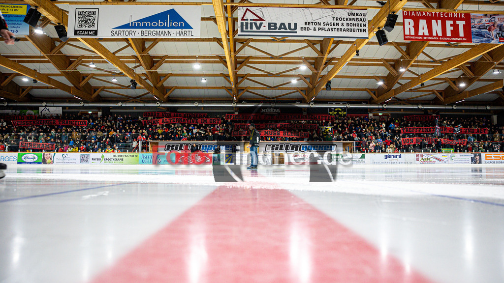 TSV Peißenberg MINERS gegen HC Landsberg RIVERKINGS | Eishockey Bayernliga Herren Vorrunde 2024/25, TSV Peißenberg MINERS gegen HC Landsberg RIVERKINGS, 20241108,Banner für den Erhalt des Eisstadions,2024-11-08 in Peißenberg (Eisstadion Peißenberg)Copyright: WolfgangxLindner foto-lindner.de