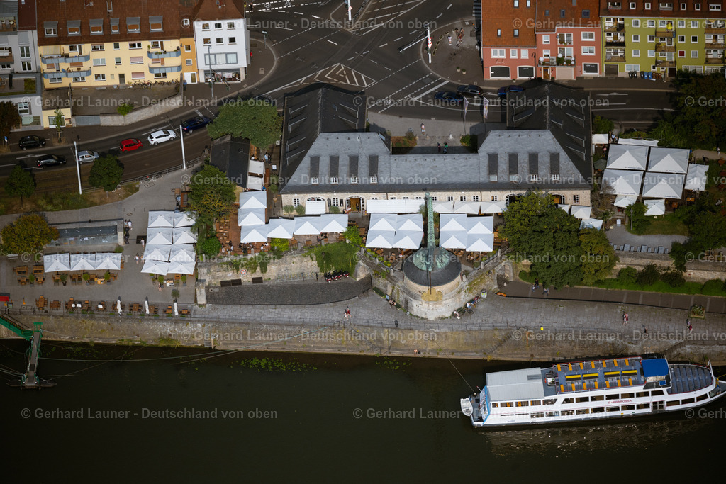4047618 | WüRZBURG 21.08.2021 Passagier- und Fahrgast- Schiff vor dem Gastronomie - Restaurant - Gebäude mit dem " Brauerei-Gasthof Alter Kranen " im Ortsteil Altstadt in Würzburg im Bundesland Bayern, Deutschland. Weiterführende Informationen bei: Alter Kranen GmbH,  Locanda Würzburg GmbH,  Veitshöchheimer Personenschifffahrt GmbH. // Passenger ship in front of the gastronomy - restaurant - building with the " Brauerei-Gasthof Alter Kranen " in the district Altstadt in Wuerzburg in the state Bavaria, Germany. Further information at: Alter Kranen GmbH,  Locanda Wuerzburg GmbH,  Veitshoechheimer Personenschifffahrt GmbH,  Locanda Wuerzburg GmbH,  Veitshoechheimer Personenschifffahrt GmbH. Foto: Gerhard Launer