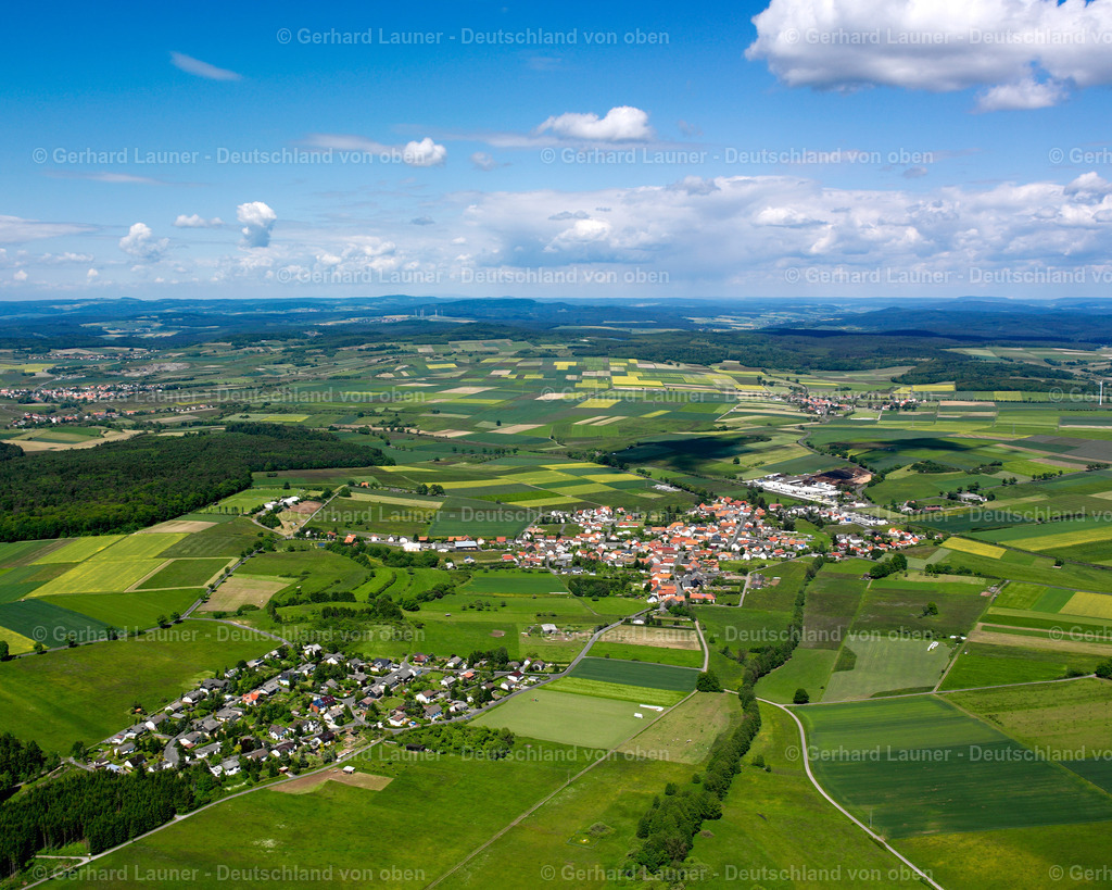 2615816 | WALLENROD 09.06.2006 Ortsansicht am Rande von landwirtschaftlichen Feldern und Nutzflächen  in Wallenrod im Bundesland Hessen, Deutschland // Village view on the edge of agricultural fields and land  in Wallenrod in the state Hesse, Germany Foto: Gerhard Launer