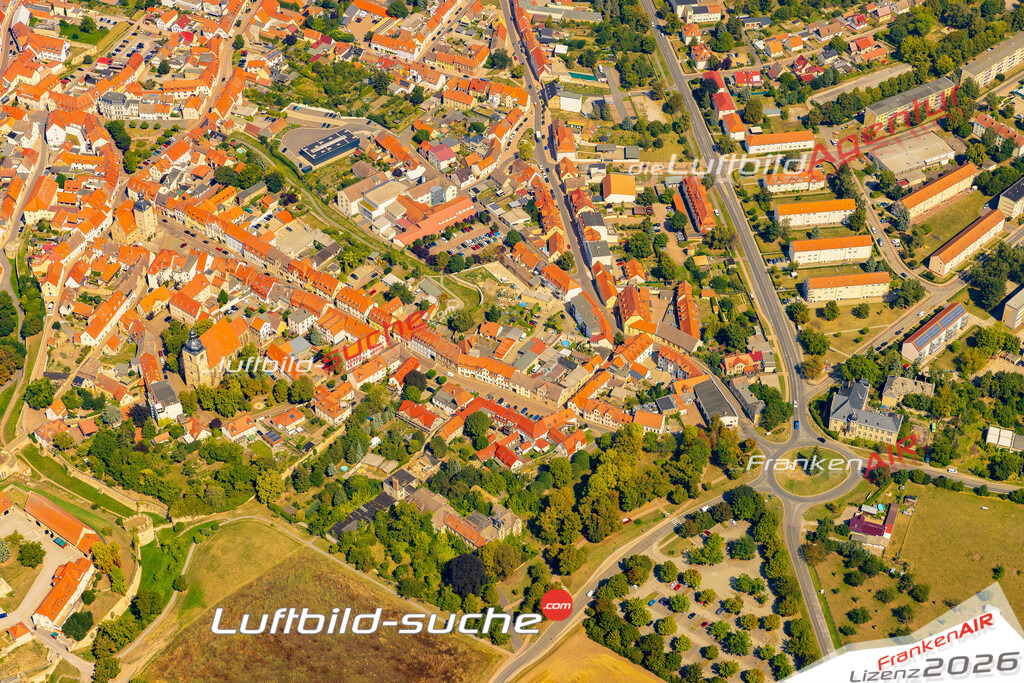 Luftbild Querfurt - Die Luftaufnahme wurde 2025 vom UL-Flugzeug heraus erstellt ( keine Drohne ) - Hochauflösende Luftaufnahme - für professionelle Ausdrucke geeignet. Die Geschenkidee !Hier alle&nbsp;Infos zur Lizenzierung der LuftaufnahmeWir fliegen auch dieses Jahr wieder in Ihre Region um Luftbilder zu erstellen.- Luftbild anfragen