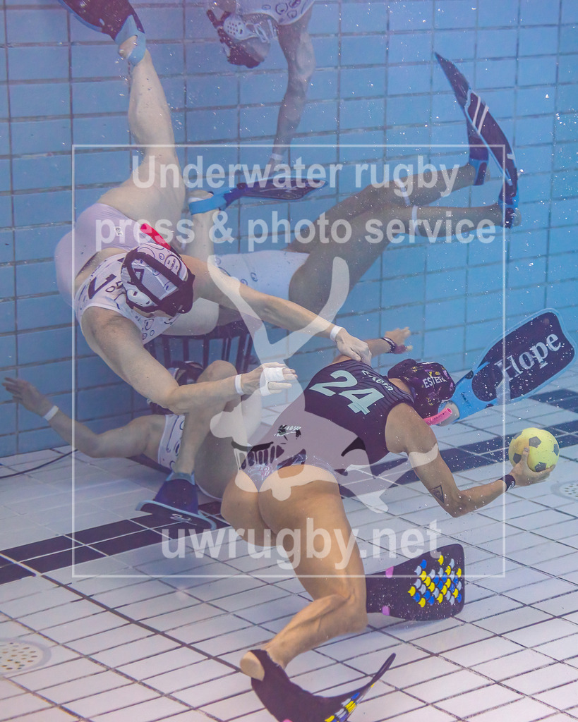 GER, Orcas (Kolumbien) vs. BSI Boblen (Norwegen), Damen, Unterwasser-Rugby, Champions Cup 2024, Finale, 24.11.2024 | Estefania Londono (Orcas, #24)  im Angriff auf das Tor des norwegischen Meisters. - Realisiert mit Pictrs.com