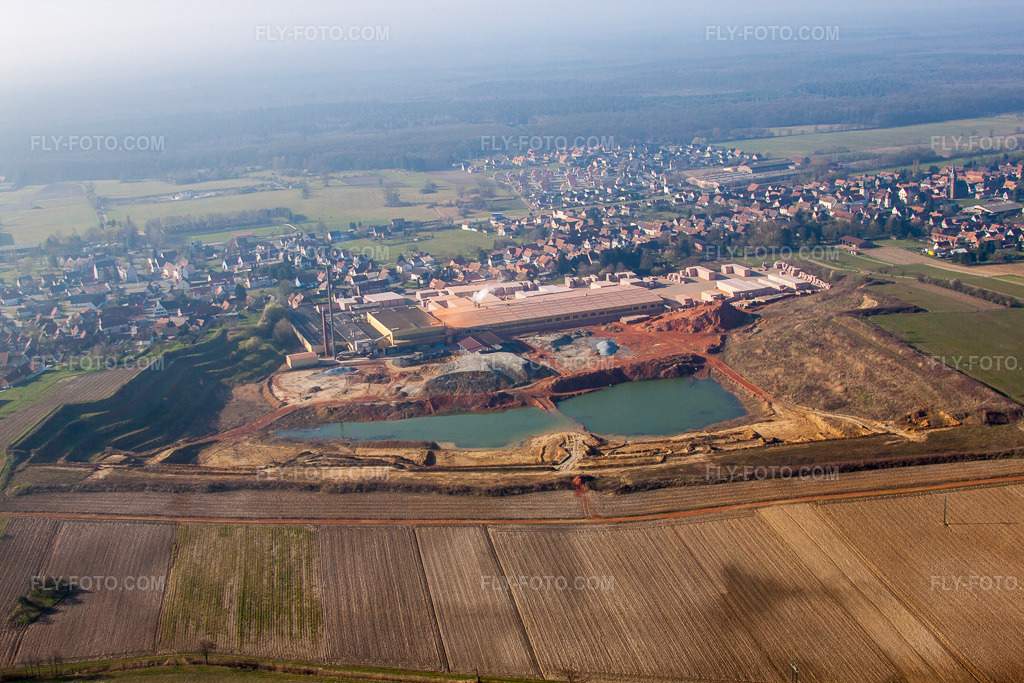 Aerial view: View of the town in Kuhlendorf in the state Bas-Rhin, France. – Photo: IMG_62728.jpg taken on 03/09/2014 by Werner Riehm/FLY-FOTO.com – Resolution of the original: 4752 x 3168 px