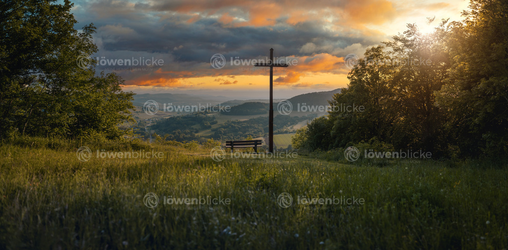 Kreuz auf dem Galgenberg mit Blick über Nenningen | löwenblicke | shop