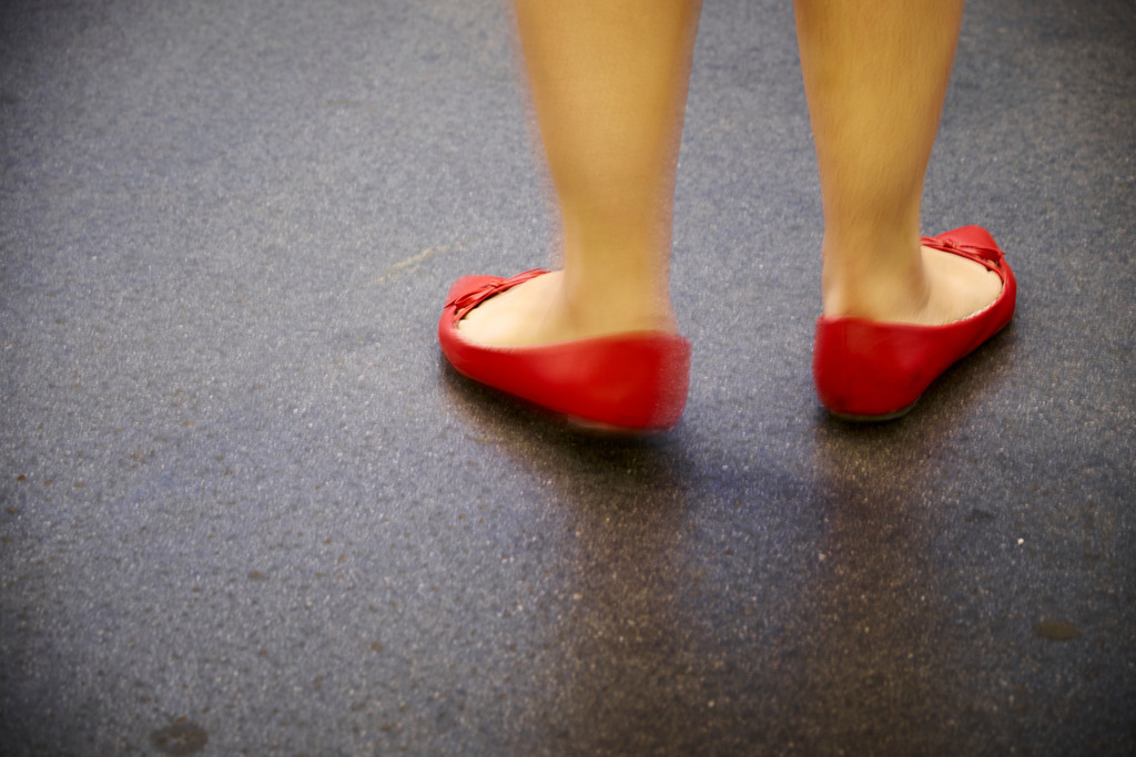 Junge Frau mit roten Halbschuhen | Wien, Austria - June 27, 2016: Junge Frau mit roten Halbschuhen. - Realisiert mit Pictrs.com