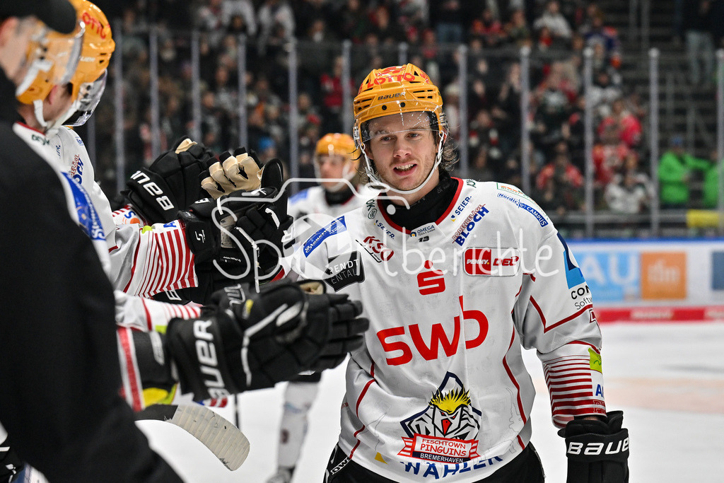 Augsburger Panther - Fischtown Pinguins | Jubel der Gaeste nach dem Treffer zum 0-4 durch Ziga JEGLIC (Fischtown Pinguins 13) / Freude / Happy / tor / torschuetze / DEL: Augsburger Panther - Fischtown Pinguins, Curt Frenzel Stadion am 08.01.2025