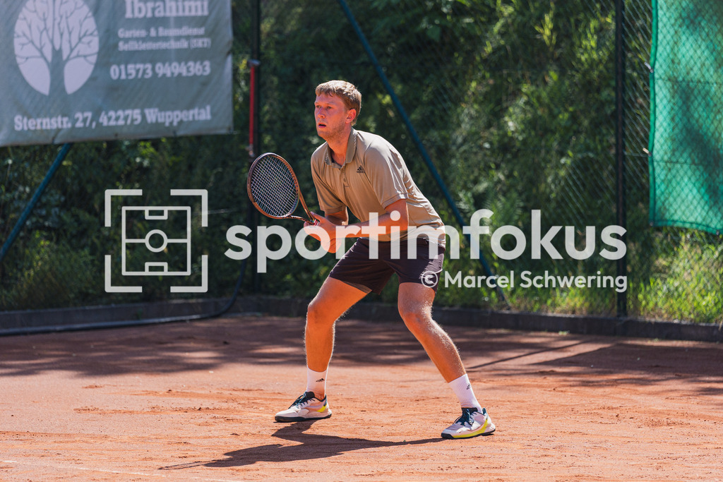 Wuppertaler Tennis-Stadtmeisterschaften | Jonas Poswiat (Solinger TC 1902) konzentriert während des Spiels. Herren-Finale der Wuppertaler Tennis-Stadtmeisterschaften, Wuppertal, 09.08.2026. - Realisiert mit Pictrs.com