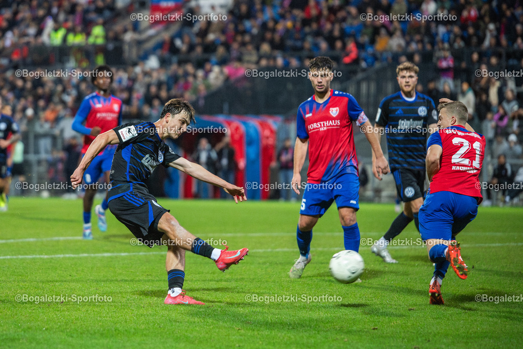 Torschuss | 15.10.2025, Fußball, Niederrheinpokal, 3.Runde, KFC Uerdingen - MSV Duisburg: Jan-Simon Symalla (MSV Duisburg #23) schießt im Strafraum aufs Tor. Jan Bachmann (KFC Uerdingen #21) versucht zu blocken - Realisiert mit Pictrs.com