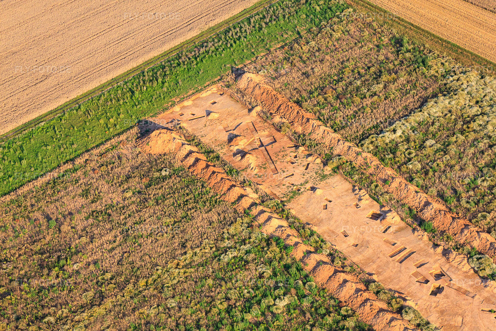 Luftbild: Archäologische Grabung am neuen Gewerbepark W II in Herxheim bei Landau im Bundesland Rheinland-Pfalz in Deutschland. Foto: IMG_70213.jpg vom 19.07.2014 durch Werner Riehm/FLY-FOTO.de