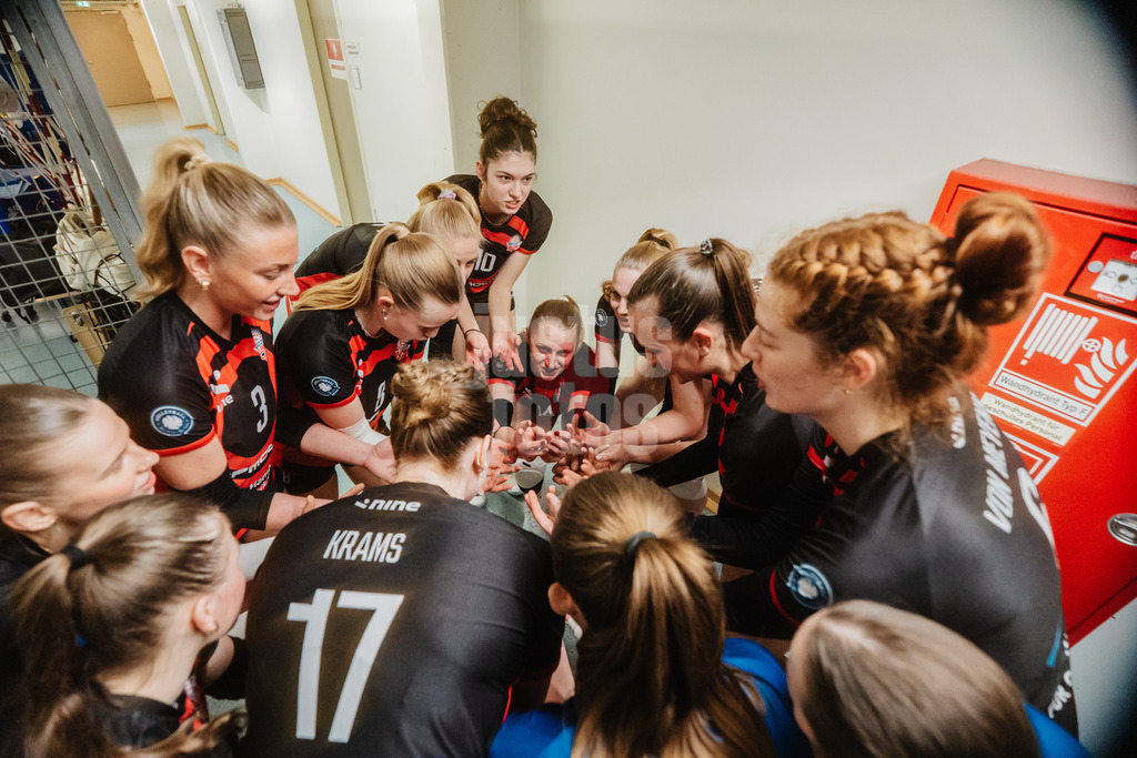 Volleyball | Frauen | Saison 2025/2026 | Volleyball Bundesliga | ETV Hamburger Volksbank Volleys vs. VfB Suhl LOTTO Thüringen | 07.03.2026 | Das Team der Hamburger vor dem Einlauf in die Arena