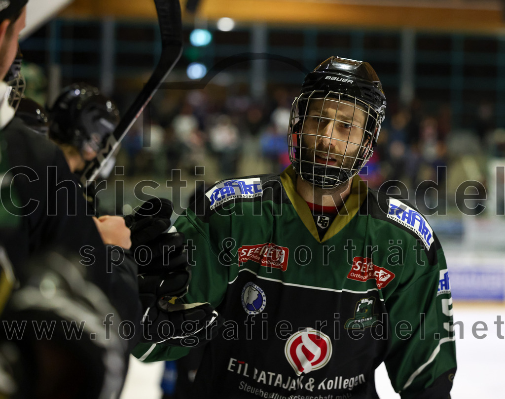 2023-03-07_090_TSV_Erding_gegen_ESC_Kempten | Erding, Deutschland, 07.03.2023:
Eishockey, Bayernliga Playoffs 2022 / 2023, Viertelfinale, TSV Erding gegen ESC Kempten, Endergebnis: 9:3

Florian Zimmermann (Erding Gladiators, #5)

Foto: Christian Riedel / fotografie-riedel.net