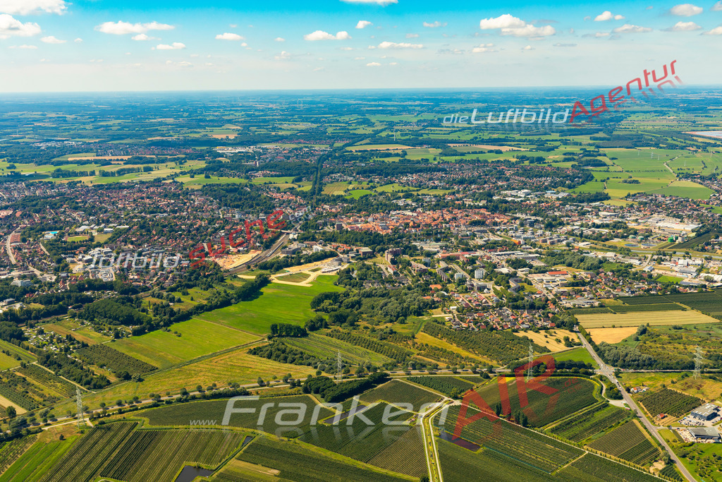 stade-luftbild-22-1891 | Aktuelles Luftbild von  Stade - Die Luftaufnahme wurde 2022 mittels UL-Flugzeug erstellt ( keine Drohne ) - hochauflösende Kamera-Systeme von  Canon -
Beste Qualität - Für grossformatige Ausdrucke geeignet. Die Geschenkidee !