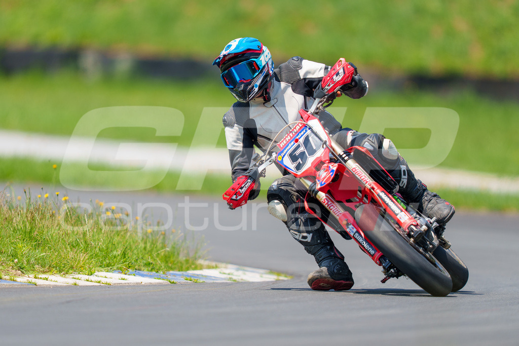 G-Cup + Supermoto Staatsmeisterschaft + Hungarian Supermoto Championship | GRIPcapture steht für authentische Sportfotografie in Österreich – für Momente, die mehr sind als Geschwindigkeit oder Ergebnis. Es geht um Emotion, Spannung, Fokus und den Augenblick, der oft nur einen Wimpernschlag dauert.Ob Motorsport, Teamsport oder 