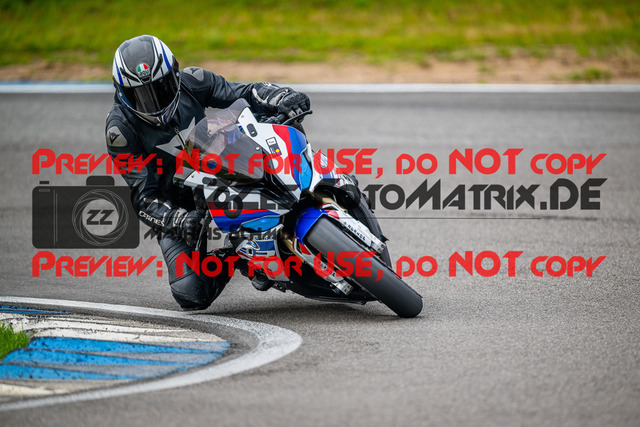 MaZZes_FotoMatrix_240702_6007705_6698 | WEISS