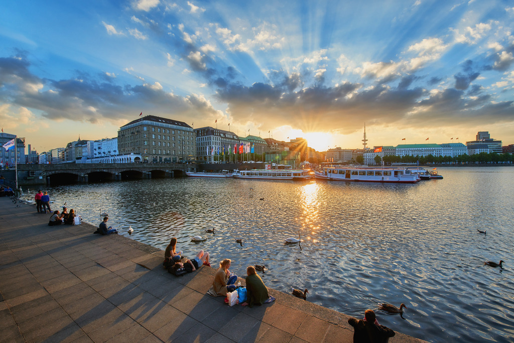 10241119 - Abendstimmung an der Binnenalster | Wunderschöne Abendstimmung an der Binnenalster.