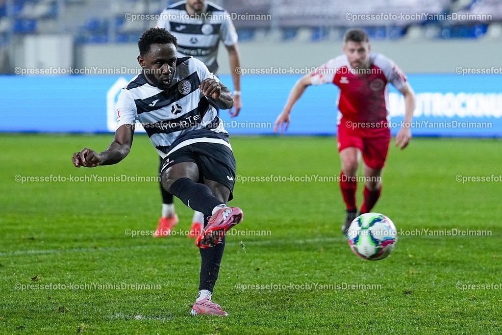 xYDRx06112501048 | 06.11.2025, xydrx, Fußball, Oberliga Westfalen, SG Wattenscheid 09 - FC Eintracht Rheine, Saison 2025 2026, Lohrheidestadion:  Robert Nnaji (SG Wattenscheid 09 #8) führt den Elfmeter aus