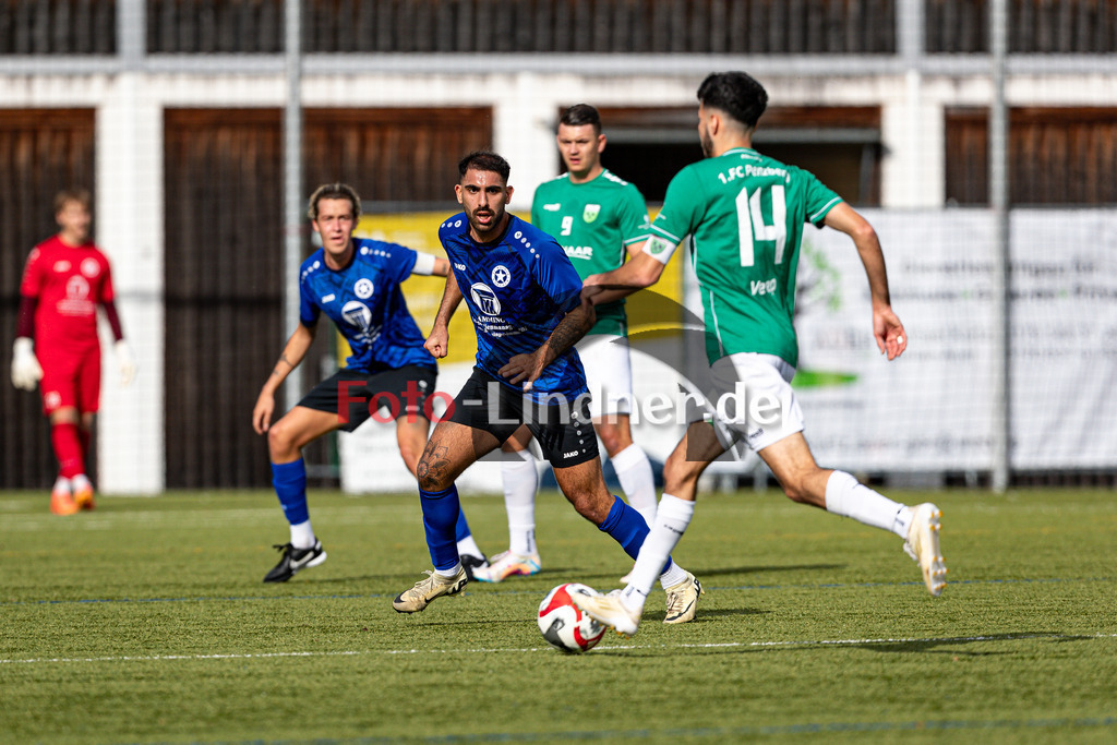 1. FC Penzberg gegen FC Wacker München | Bezirksliga Oberbayern Süd 3, 1. FC Penzberg gegen FC Wacker München, 20241012,Wacker verteidigt,2024-10-12 in Penzberg (Stadion an der Karl-Wald-Straße), Fazlican VEREP (1. FC Penzberg 14), Marko FILIPOVIC (FC Wacker München 20), Benno DEEKEN (FC Wacker München 5)Copyright: WolfgangxLindner www.foto-lindner.de